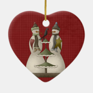 Un adorno navideño de cerámica de pareja de nieve