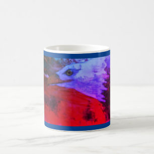 Un águila que se alza en casa en una taza de café
