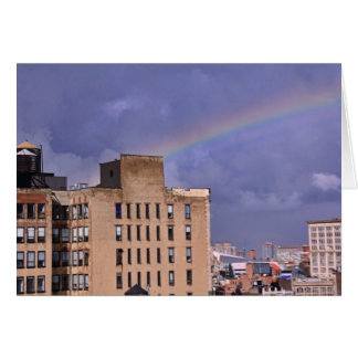 Un arco iris sobre East River de NYC después de