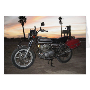 Un atardecer, una motocicleta
