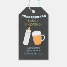 Un bebé está preparando etiquetas de regalo de beb