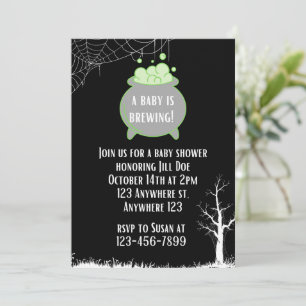 Un bebé está preparando Halloween con invitación a
