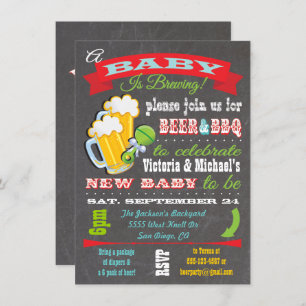 Un bebé está preparando invitaciones para duchas p