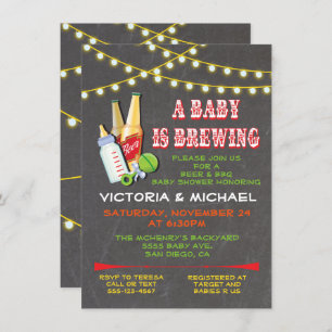Un bebé está preparando invitaciones para duchas p