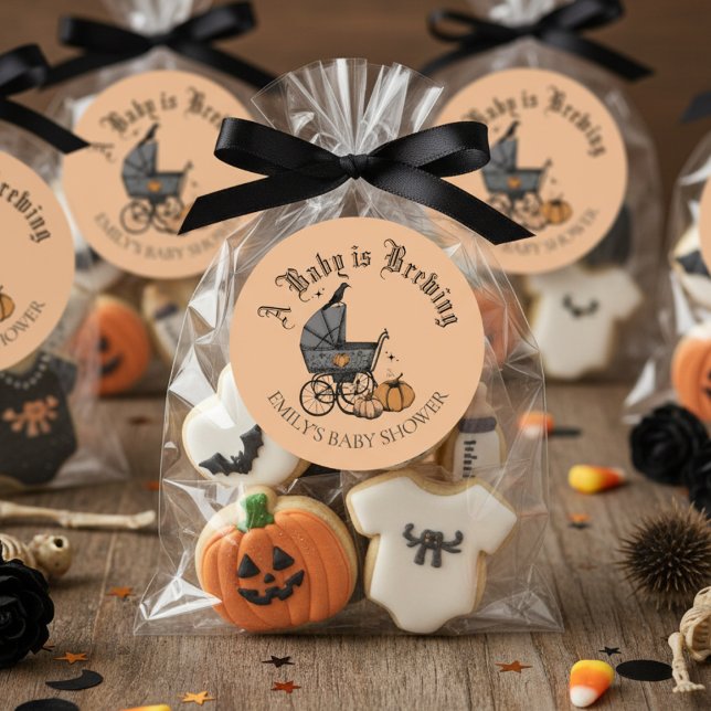 Un bebé está preparando un Pegatina de favores de  (Cute Gothic A Baby is Brewing Halloween Baby Shower Favor Stickers. Baby Carriage, Pumpkins, Raven)