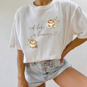 Un bebé está preparando una camiseta blanca Bebé