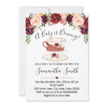 Un bebé está preparando una invitación de marsala 