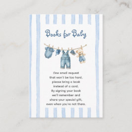 Un bebé Jean azul trae una tarjeta de gabinete par