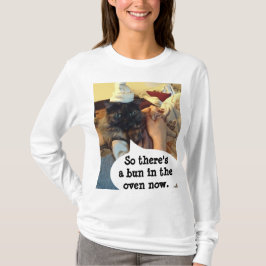 Un bollo en la camiseta de maternidad del horno de