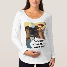 Un bollo en la camiseta de maternidad del horno de