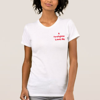 Un bombero me ama a la camiseta