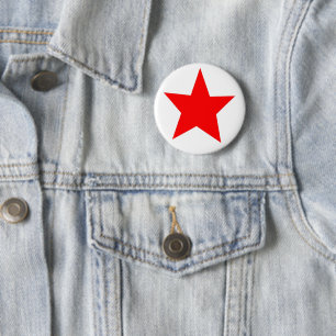 Un botón con una insignia roja de la estrella