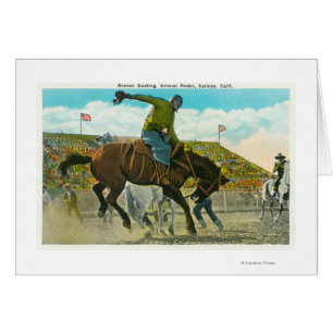 Un caballo salvaje Bucking en el rodeo anual de
