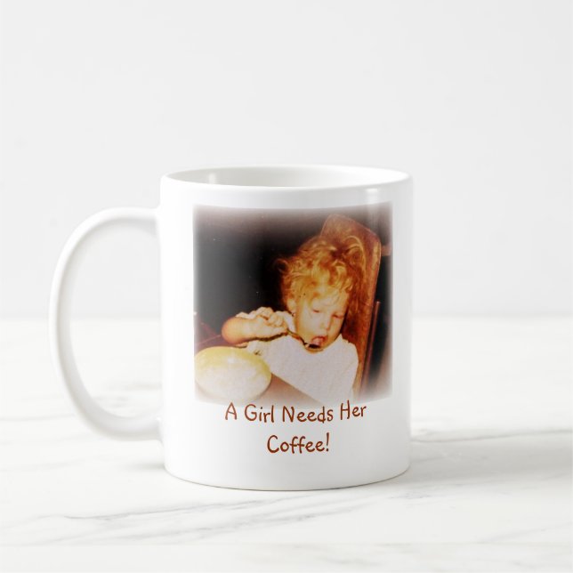 Un chica necesita su taza de café (Izquierda)