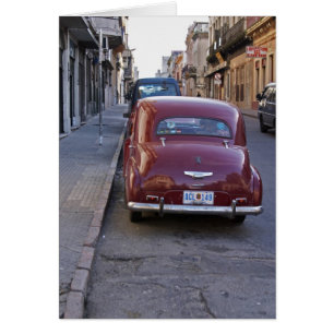 Un clásico Peugeot rojo antiguo estacionado en una
