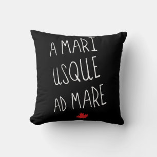 Un Cojín decorativo Mari Usque Ad Mare, un lema ca