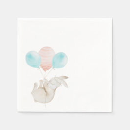 Un conejito lindo que sostiene la servilleta de pa