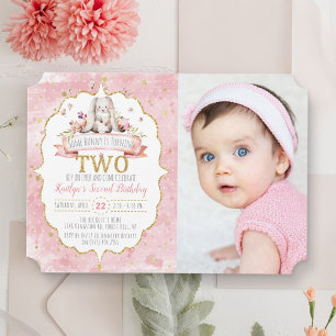 Un conejo cumple dos invitaciones de cumpleaños