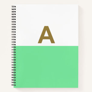 Un cuaderno inicial dorado