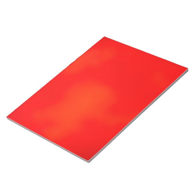 Un cuaderno rojo vibrante con un diseño sutil (Lado Derecho)