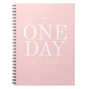 Un día - cuaderno rosado de las citas inspiradora