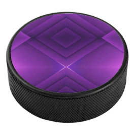 Un disco de hockey redondo morado con un geométric