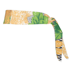 un diseño de una pared colgada de verde y amarillo