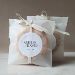 Un dulce Gracias De Boda Favor Pegatina De Etiquet<br><div class="desc">La Boda minimalista Favorece Al Pegatina Redondo. Pegatina Minimalista simple y personalizado. Simplemente haga clic en el enlace personalizar adicional, que se muestra bajo el área de personalización de texto a la derecha, y elija el fondo de color personalizado. Esta plantilla pegatina facilita y agiliza la creación de increíbles adiciones...</div>
