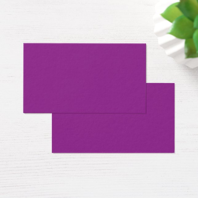 Un fondo violeta profundo acentuado por un blanco  (Escritorio)