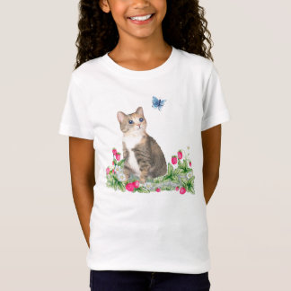 Un gatito minúsculo en una camiseta del campo de