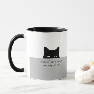 Un gato encorvado habla con tu taza de gato
