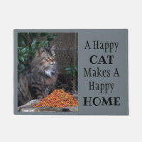 Un gato feliz hace felpudo en casa