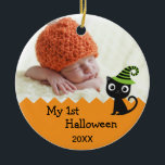 Un gato lindo mi primer ornamento de Halloween<br><div class="desc">Este adorno es un recuerdo ideal de la primera Halloween del bebé. Tiene un personaje de gato lindo con el gorra de una bruja. Añade una imagen del bebé para darle más sentido a la ropa. También cuenta con el año.</div>