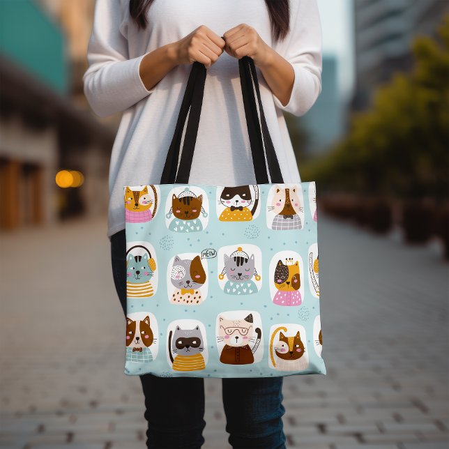 Un gato lindo se enfrenta a la bolsa de la tota, u (Subido por el creador)