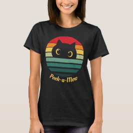 Un gato suave aspira a una nueva camiseta