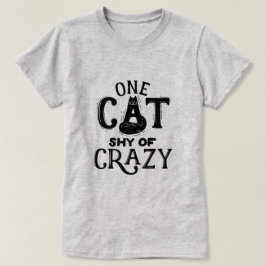 Un gato tímido de una camiseta loca
