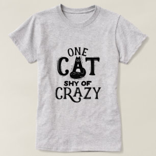 Un gato tímido de una camiseta loca