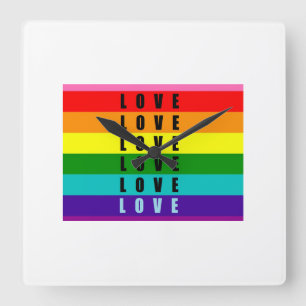 Un gran reloj de pared hermoso y colorido