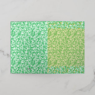 Un helecho verde y exuberante con frentes de arcos