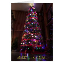 Un hermoso árbol de Navidad con reflexiones