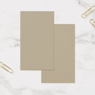 un hombre con traje y corbata parado frente a una 