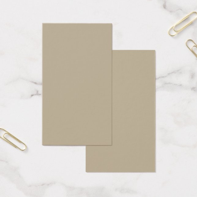 un hombre con traje y corbata parado frente a una  (Oficina)