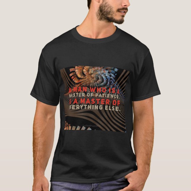 Un hombre que domina la camiseta temática del (Anverso)