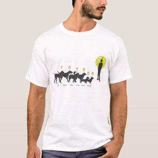 Un hombre y su camisa de los perros