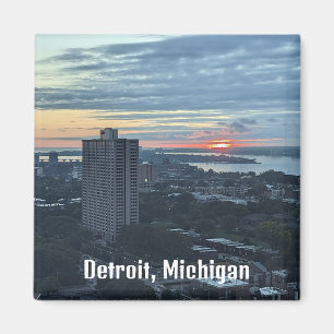 un imán que dice Detroit.