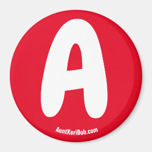 Un imán refrigerador rojo