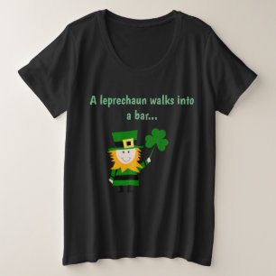Un Leprechaun camina en una camisa del tamaño