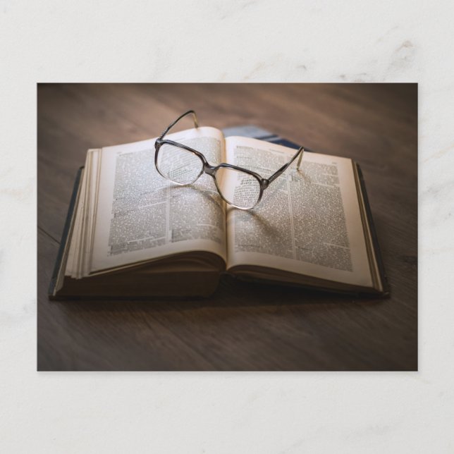 Un libro, una tarjeta de dos gafas (Anverso)