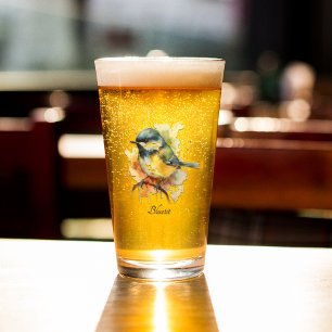 Un lindo bluetit sentado en una rama