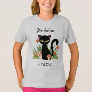 Un lindo gato negro me tenía en la camiseta de Meo